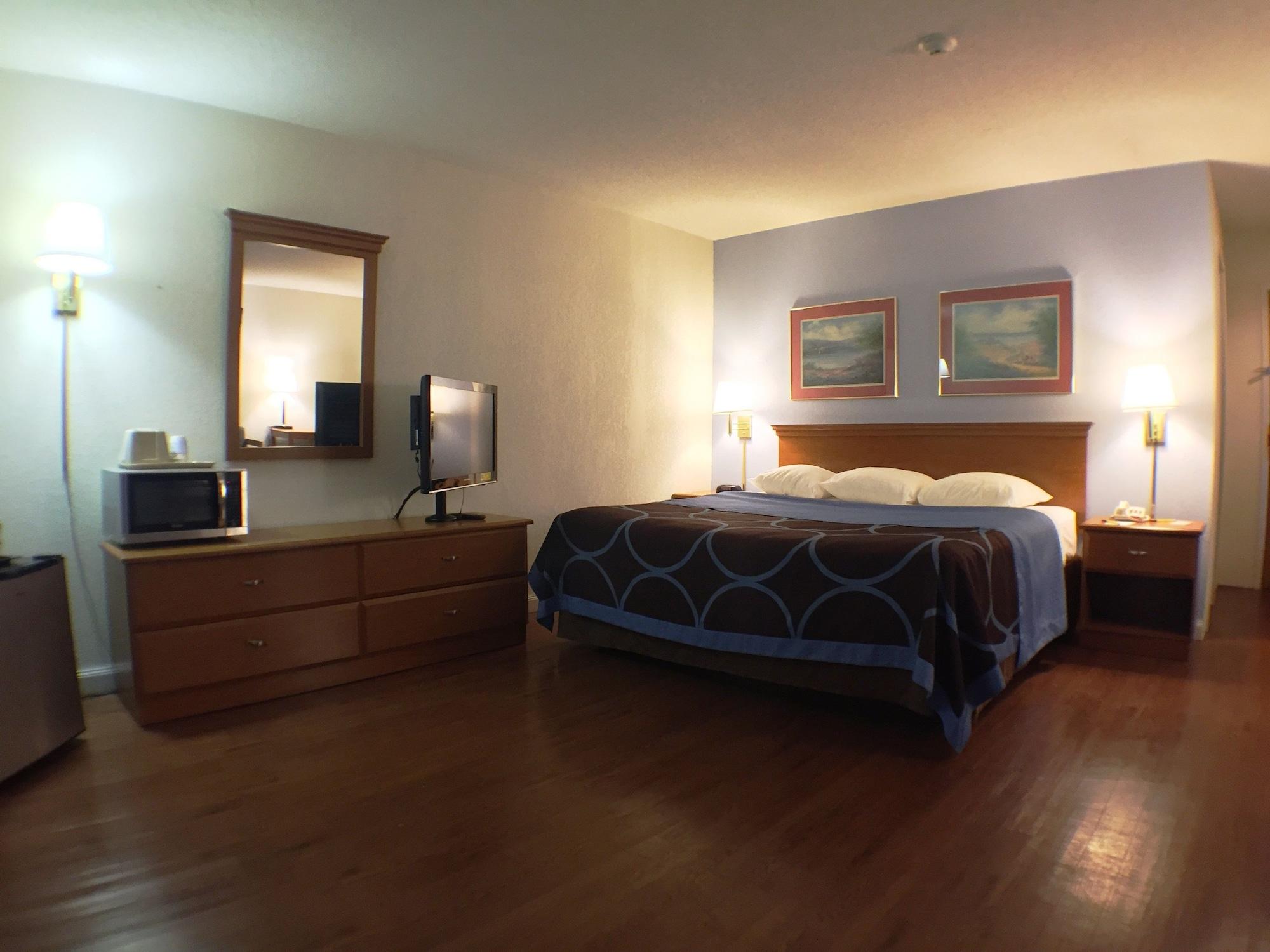 Super 8 By Wyndham Webster/Rochester Екстериор снимка