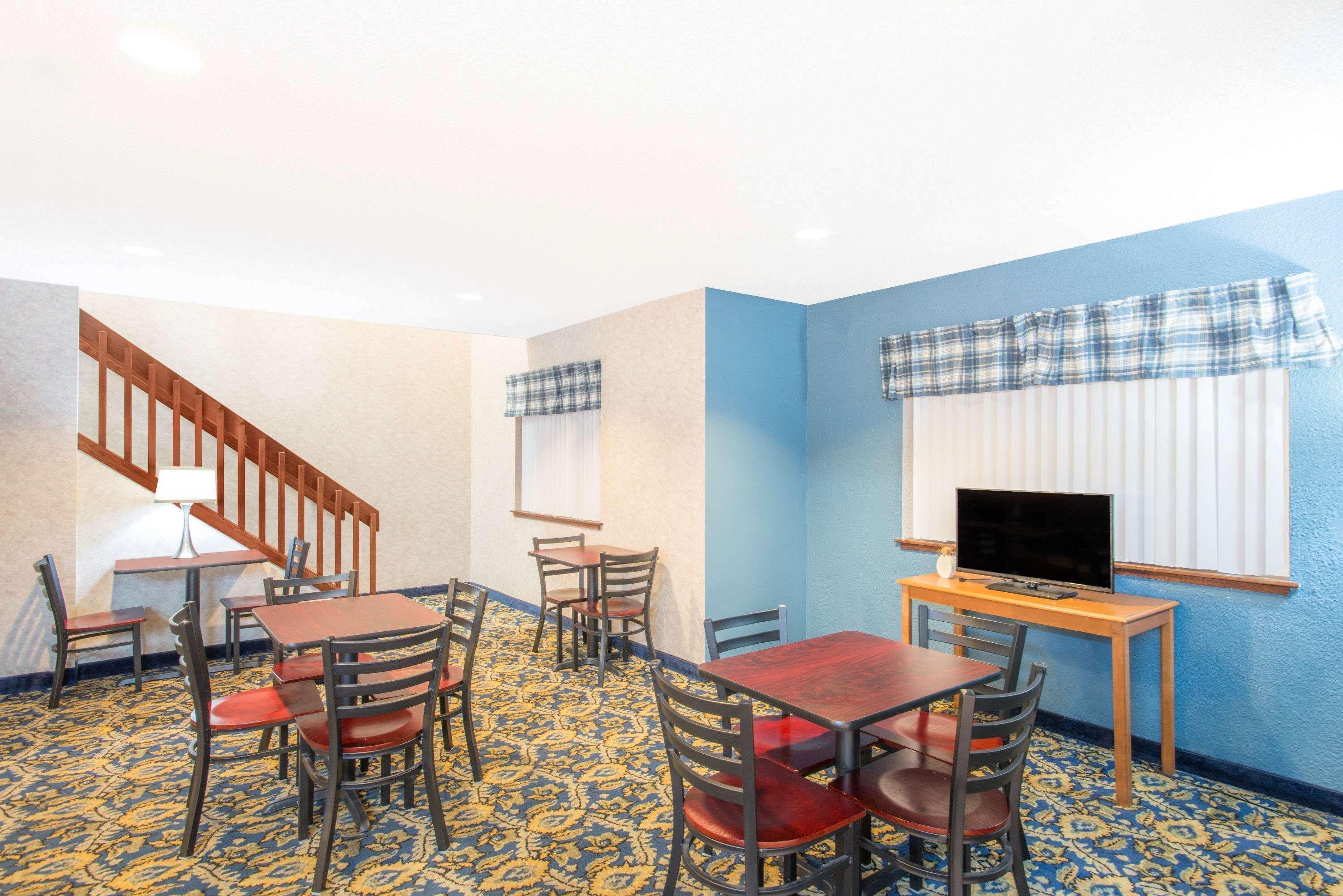 Super 8 By Wyndham Webster/Rochester Екстериор снимка
